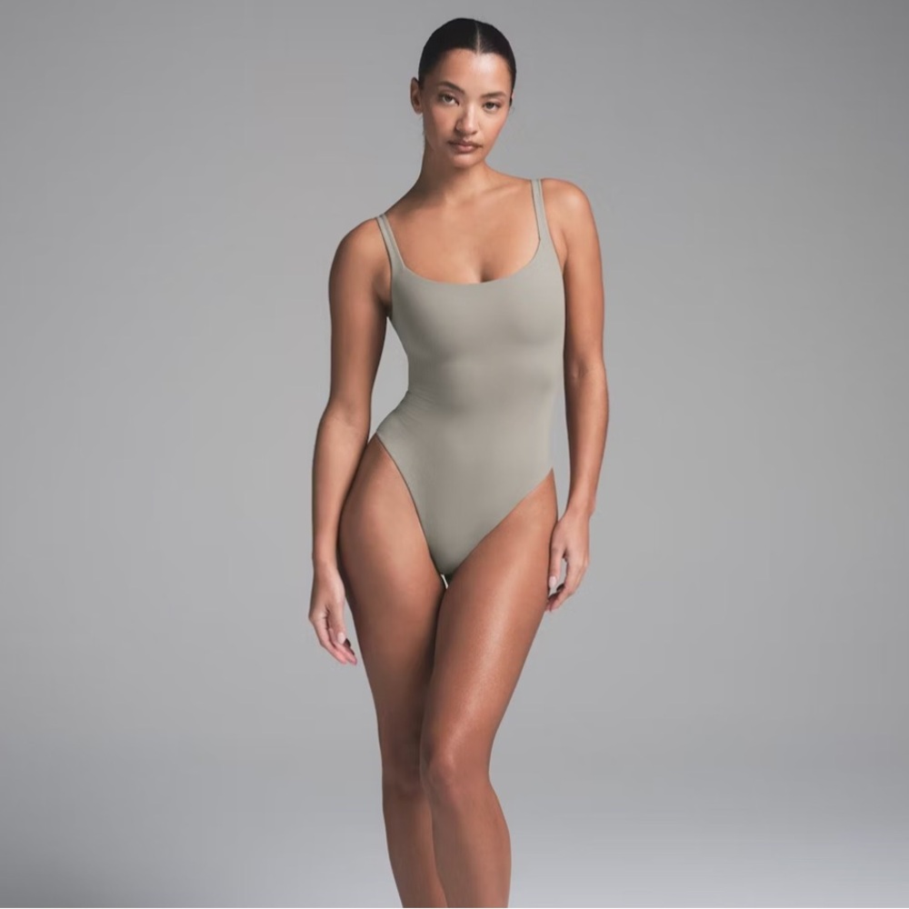 SKIMS SQUARE NECK BODYSUIT